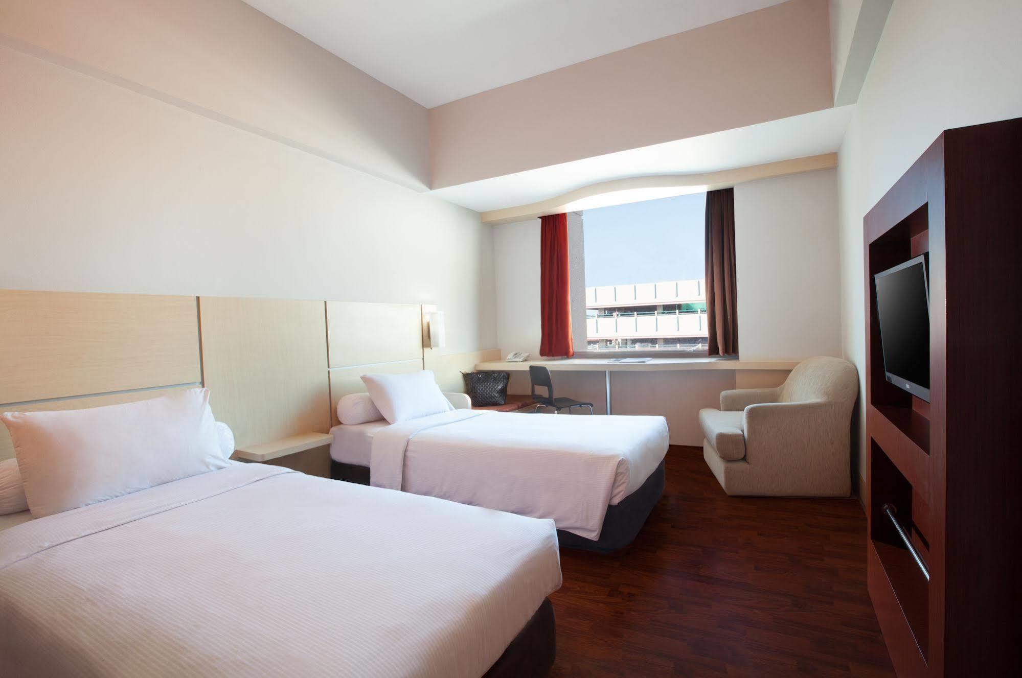 Ibis Mangga Dua Jacarta Exterior foto